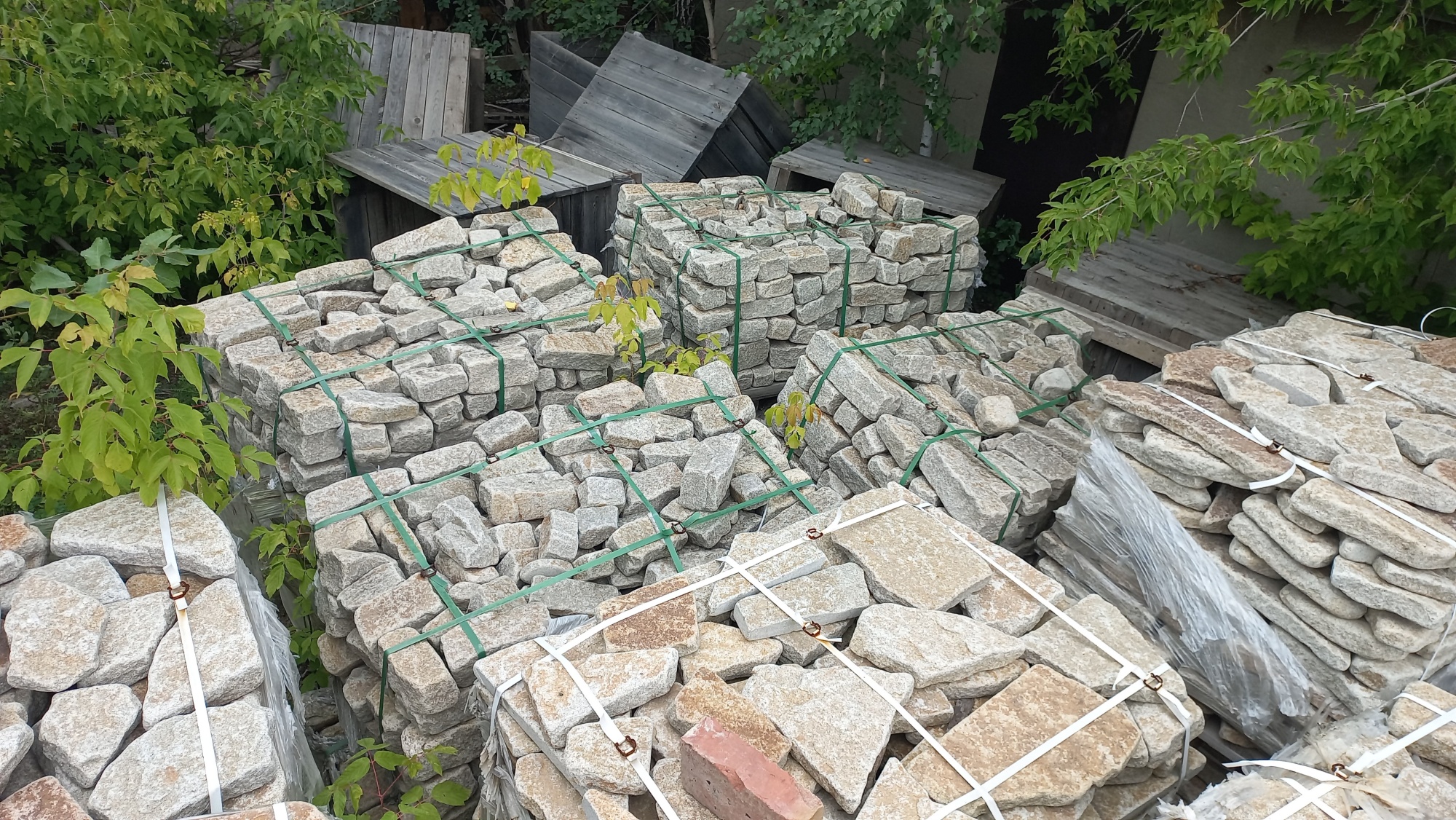 Плитняк галтованный гранитный для ландшафтного дизайна купить в Михайловске