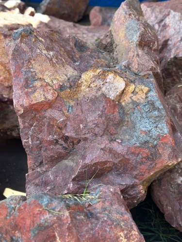 Камни для ландшафтного дизайна красно-фиолетовые 10-60 килограмм купить в Михайловске