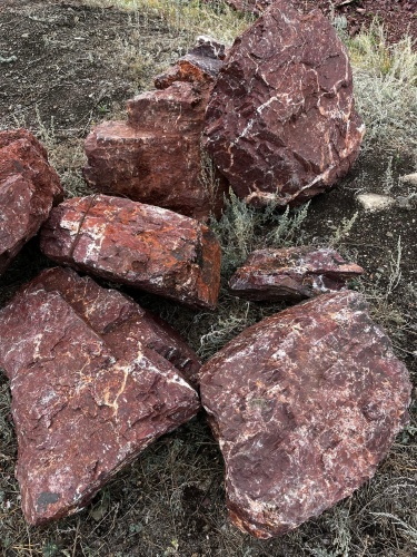 Ландшафтные глыбы красно-фиолетовые 200-1000 килограмм купить в Михайловске
