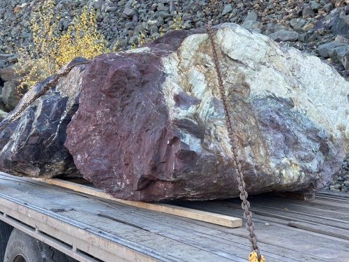Огромные красно-фиолетовые валуны для ландшафтного дизайна весом более 5 тонн купить в Михайловске
