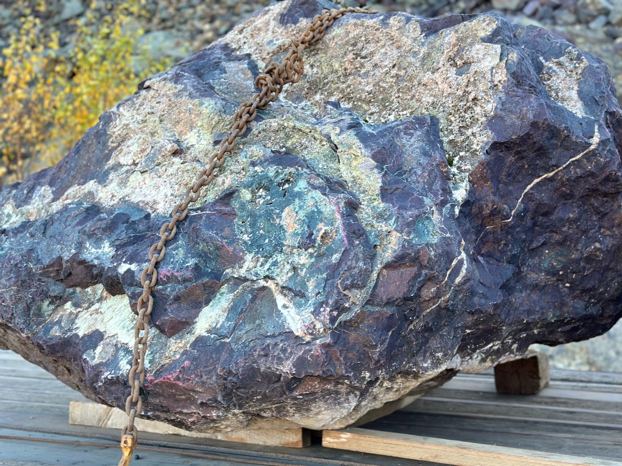 Огромные красно-фиолетовые валуны для ландшафтного дизайна весом более 5 тонн купить в Михайловске