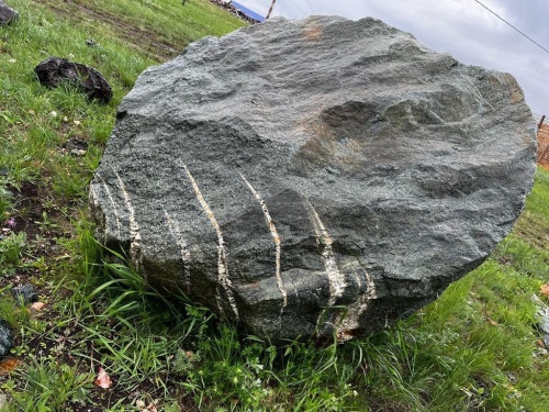 Гигантские зелёные валуны для ландшафтного дизайна весом более 5 тонн купить в Михайловске