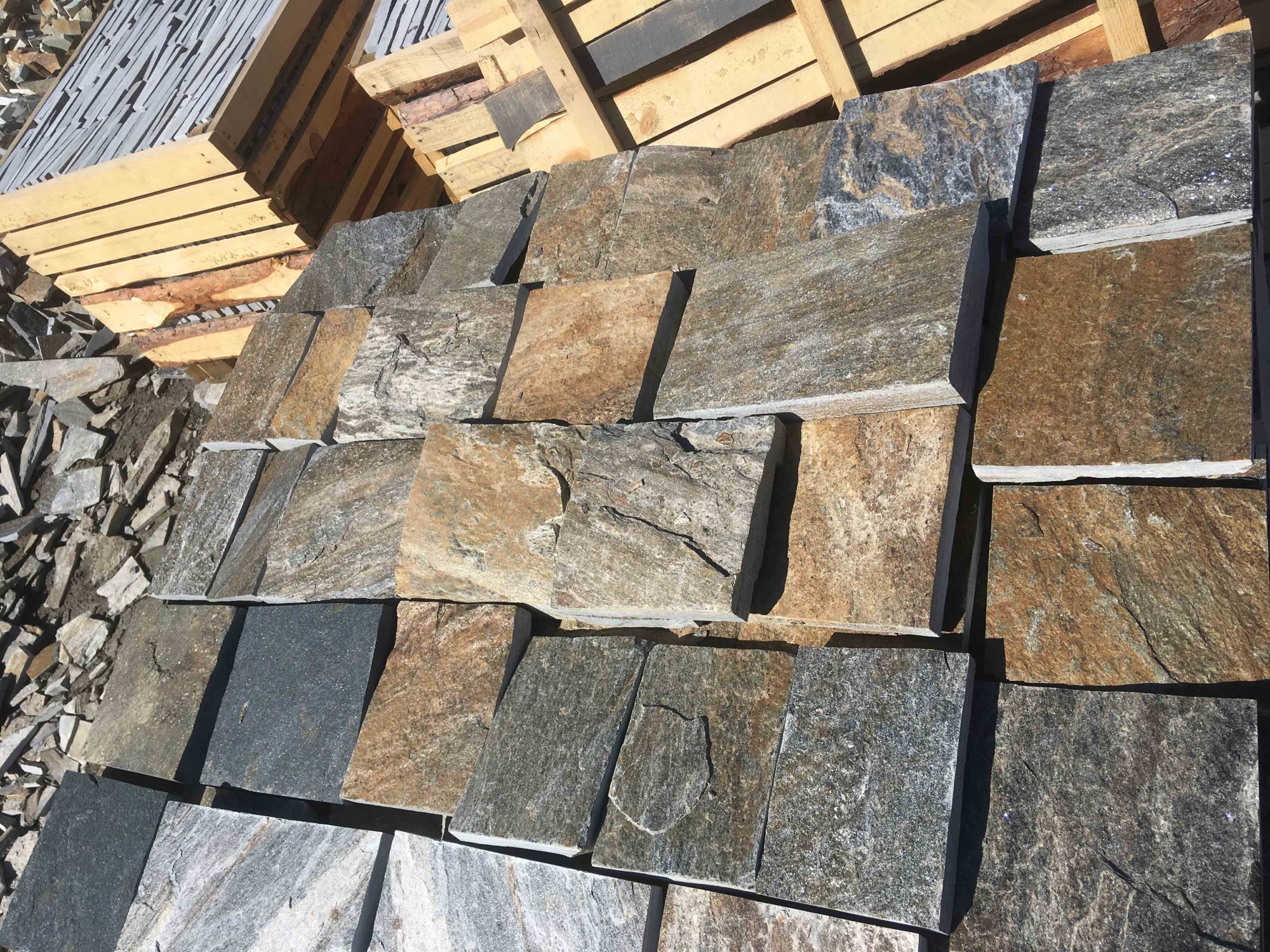 Плитка пилёная златолит Уральский для цоколя, отмостки купить в Михайловске