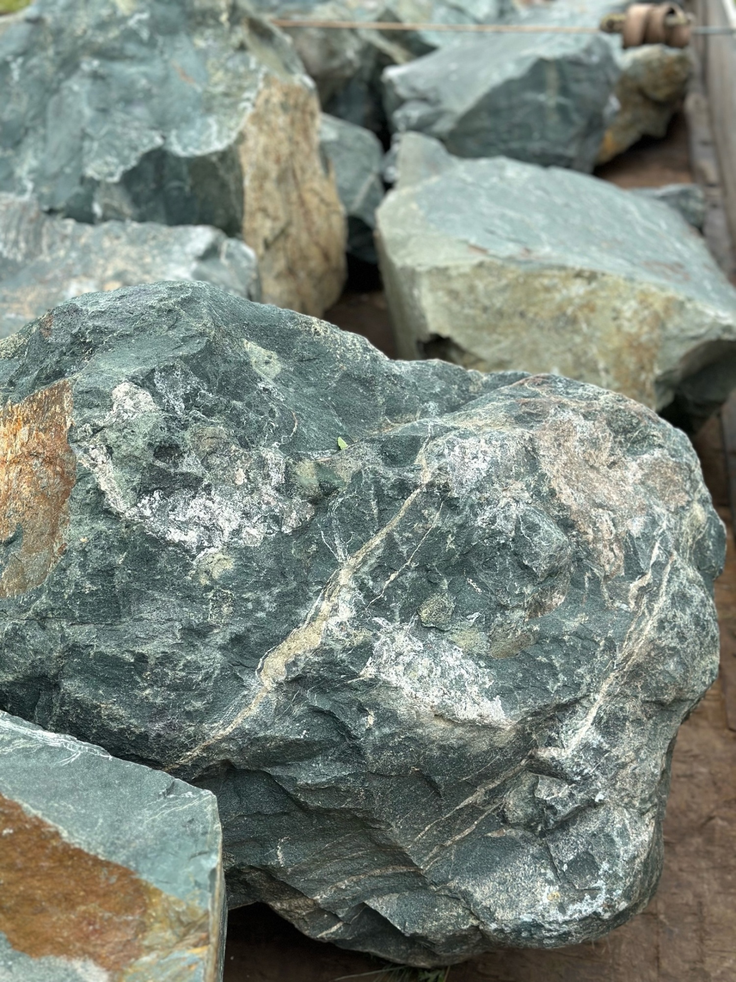 Камни для ландшафтного дизайна зелёные 10-60 килограмм купить в Михайловске