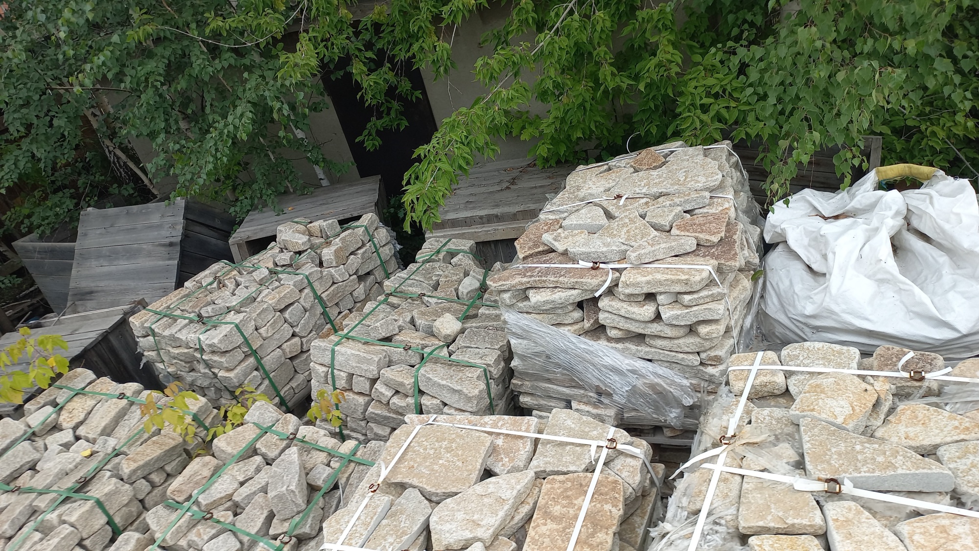 Плитняк гранитный галтованный купить в Михайловске