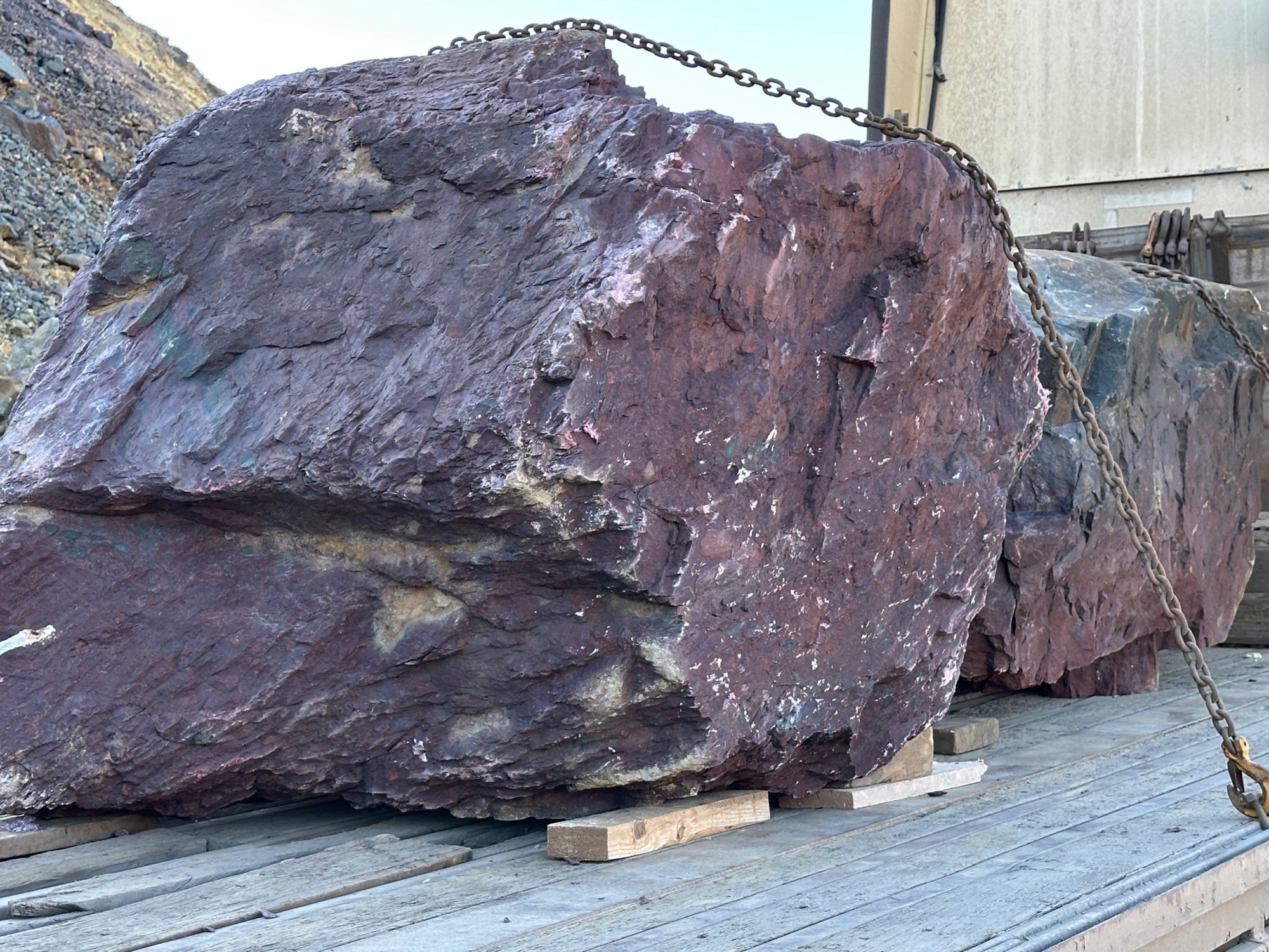 Огромные красно-фиолетовые валуны для ландшафтного дизайна весом более 5 тонн купить в Михайловске