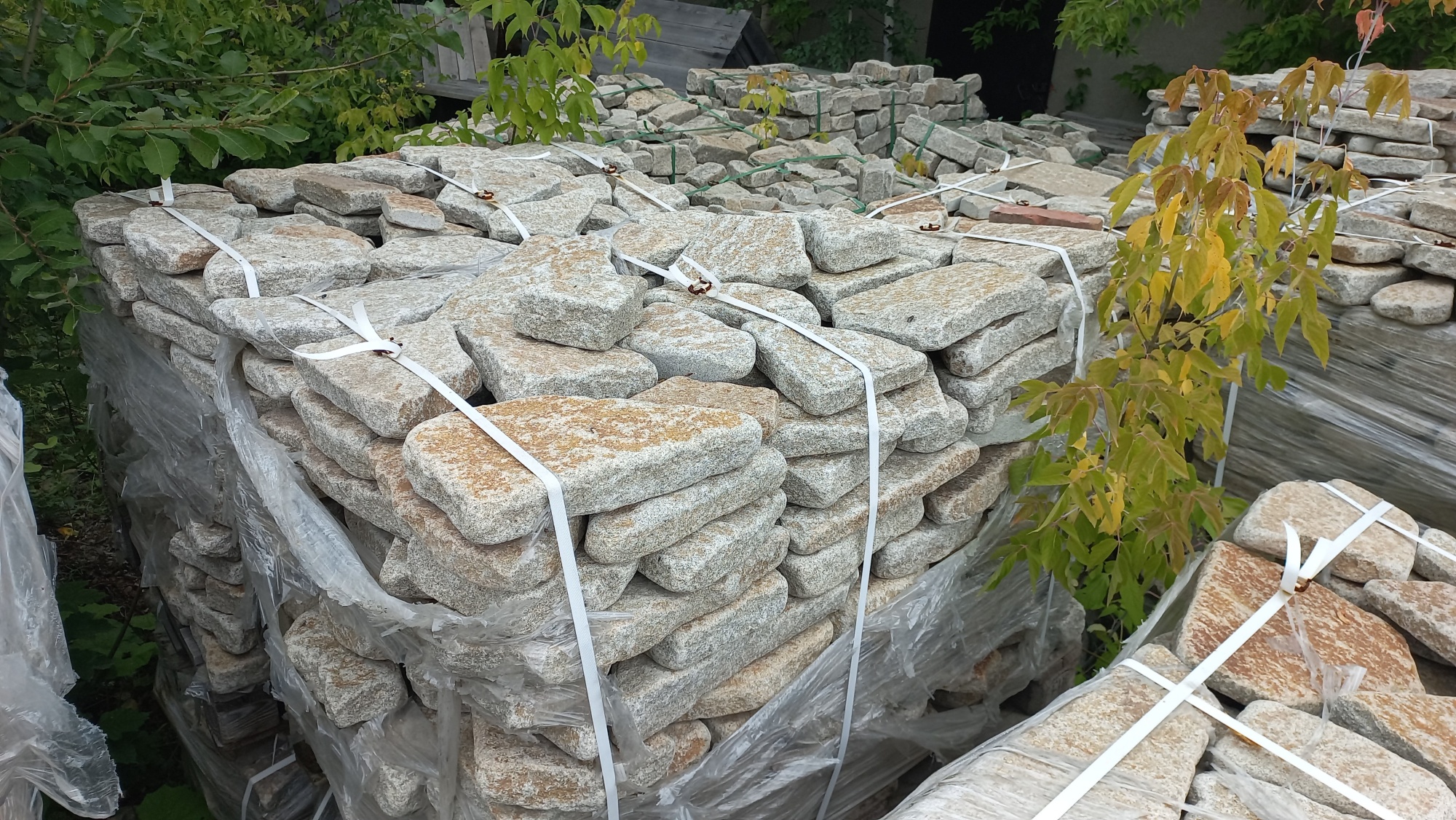 Плитняк галтованный гранитный для ландшафтного дизайна купить в Михайловске