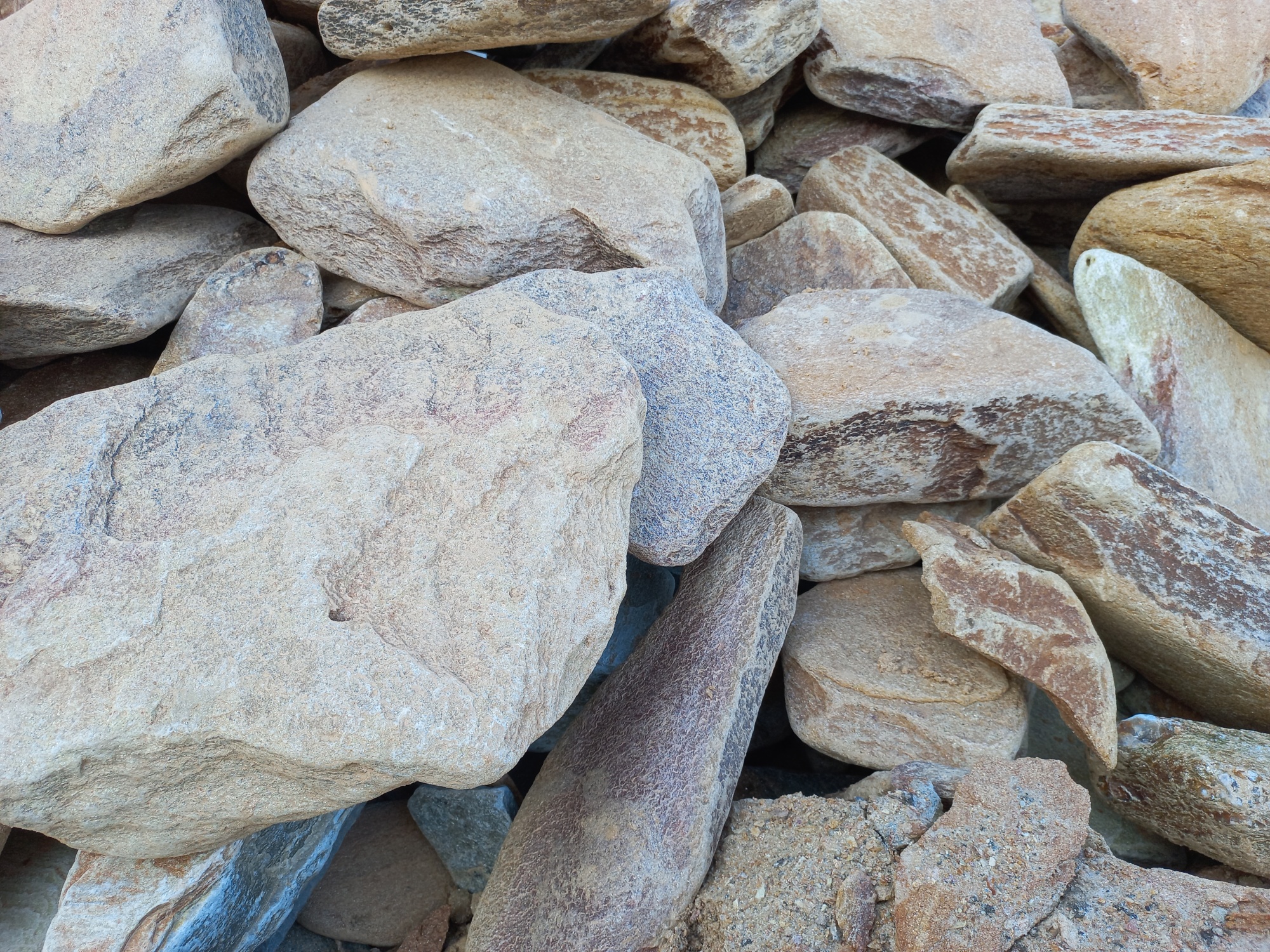 Златолит жёлтый, жёлто-зелёный глыбки и валуны для ланшафтного дизайна купить в Михайловске