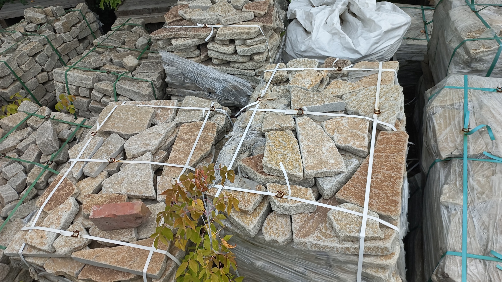 Плитняк гранитный галтованный купить в Михайловске