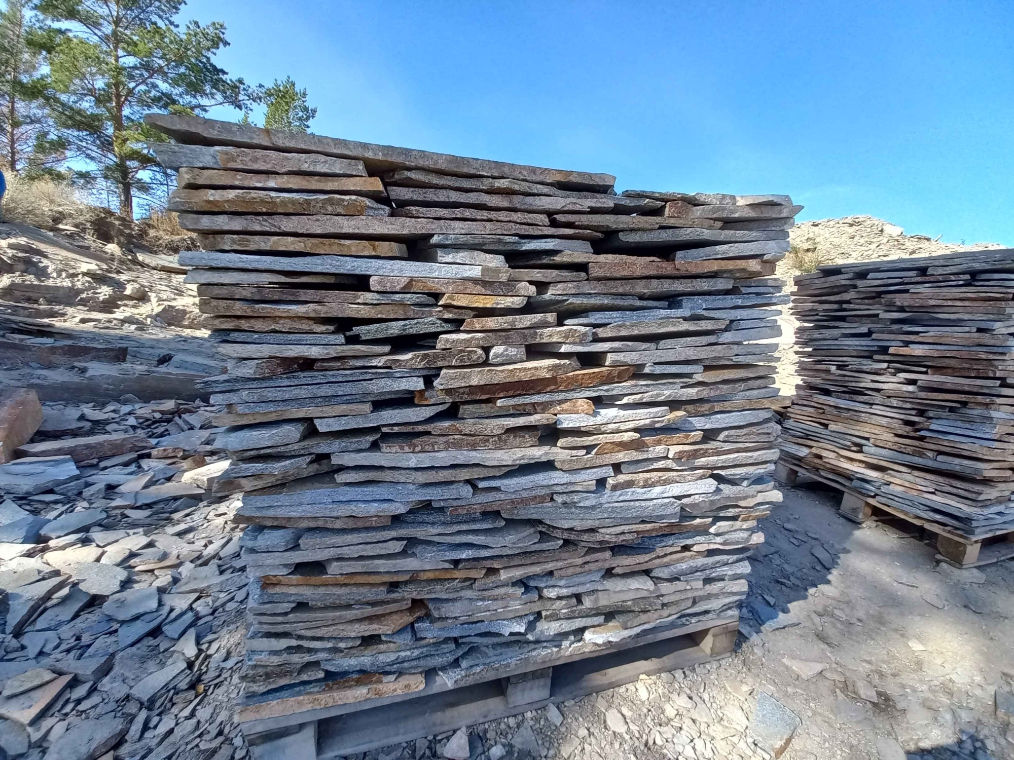 Плитняк златолит серебристый для фасада купить в Михайловске