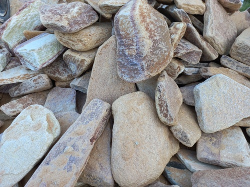 Златолит жёлтый, жёлто-зелёный глыбки и валуны для ланшафтного дизайна купить в Михайловске