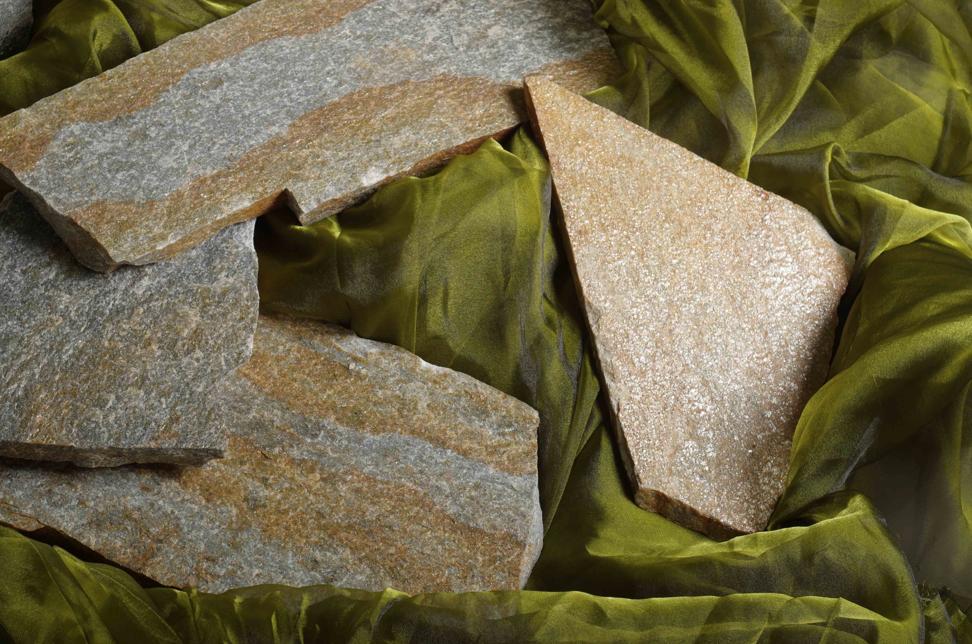 Плитняк златолит Уральский для цоколя, отмостки купить в Михайловске