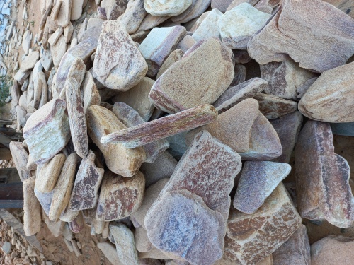 Златолит жёлтый, жёлто-зелёный глыбки и валуны для ланшафтного дизайна купить в Михайловске