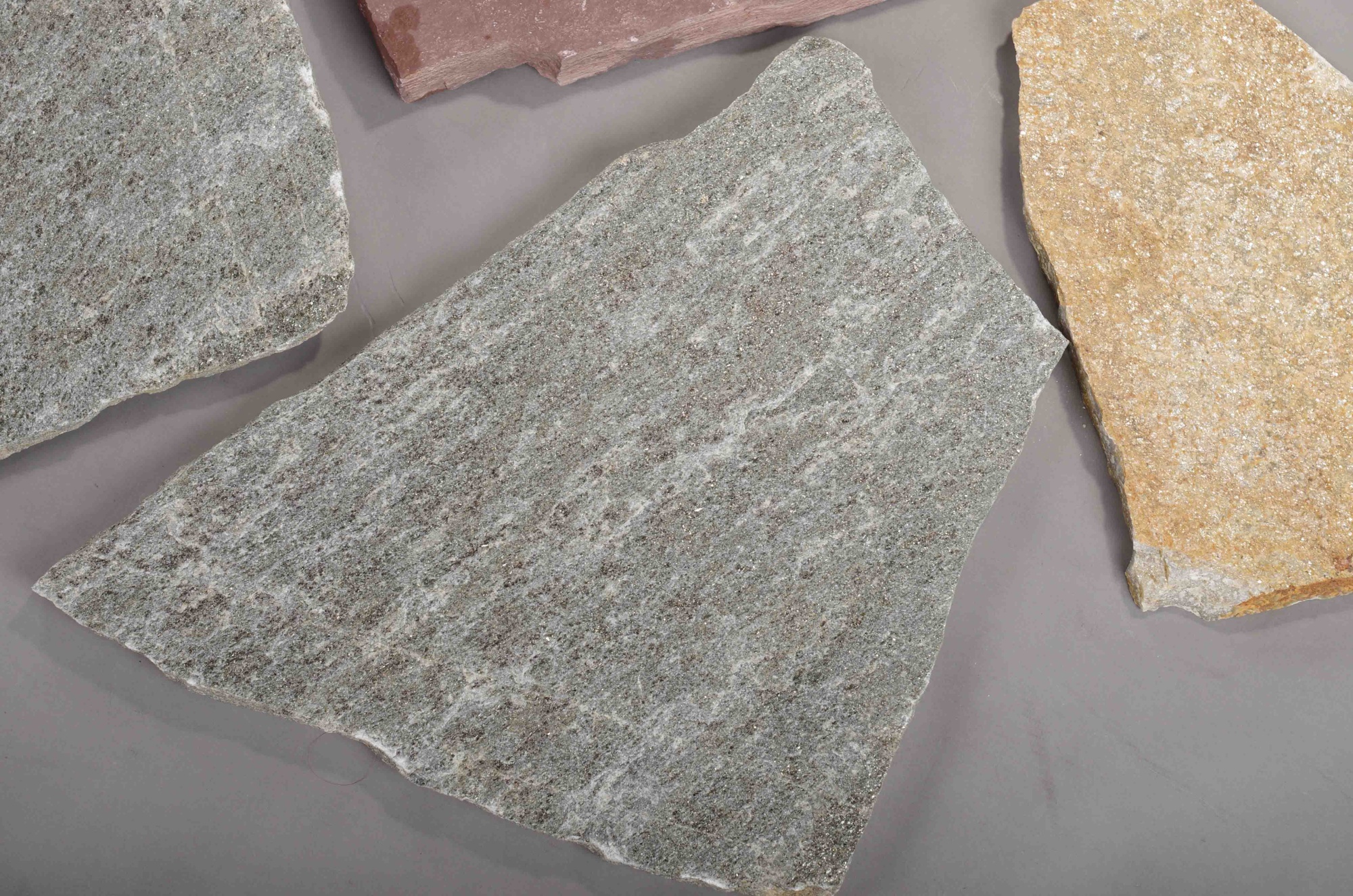 Плитняк златолит Уральский для цоколя, отмостки купить в Михайловске